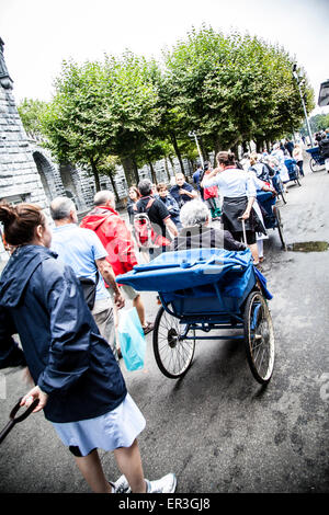 I pellegrini provenienti da tutto il mondo si sono riuniti a Santa Messa all aperto a Lourdes Foto Stock