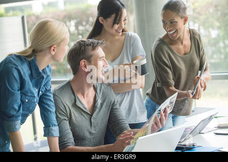 I colleghi avente illuminante momento al lavoro Foto Stock