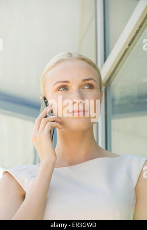 Donna che utilizza il telefono cellulare, ritratto Foto Stock