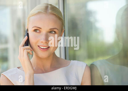 Donna che parla sul telefono cellulare Foto Stock