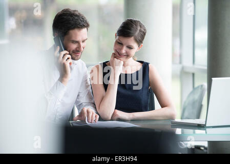 Business Associates reporting buoni risultati Foto Stock