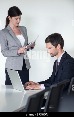 Business Associates preparando per sale riunioni Foto Stock