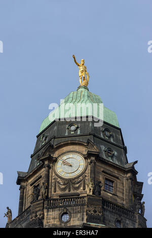 Vista ravvicinata della vecchia torre barocca sormontata dalla statua di Ercole da Rathaus Square a Dresda in Sassonia, Germania. Foto Stock