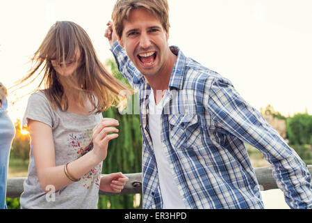 Amici di college partying all'aperto Foto Stock