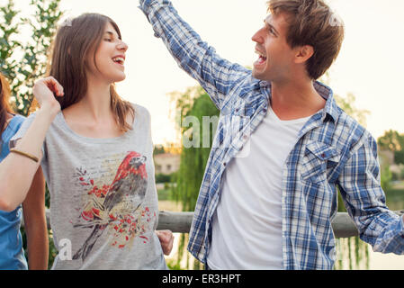 Amici ballare insieme all'aperto Foto Stock