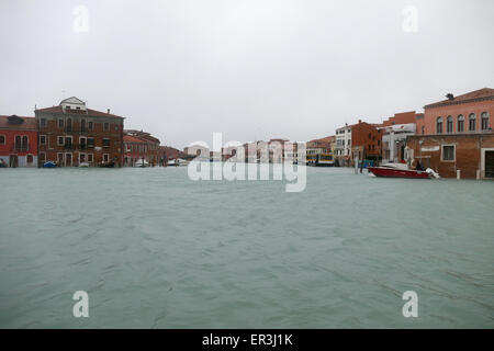 La laguna di Venezia. Murano. 6 febbraio 2015. Il livello di acqua è salito di un metro. Buio e freddo. Foto Stock