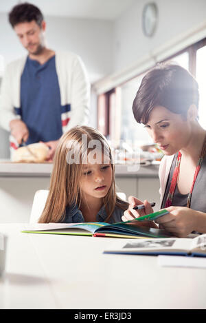 Madre e figlia libro lettura insieme Foto Stock