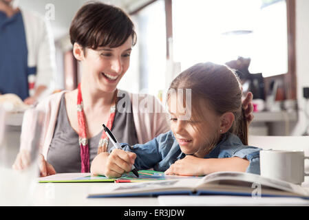 Madre e figlia insieme di lettura Foto Stock