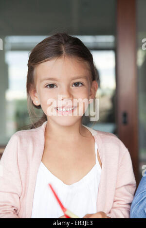 Poco ragazza sorridente, ritratto Foto Stock