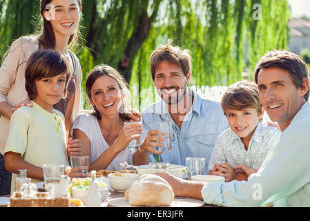 Famiglia gustando la prima colazione insieme all'aperto Foto Stock