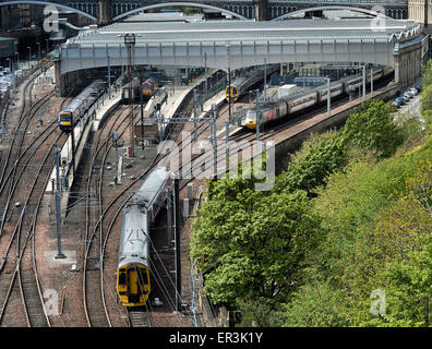 Classe 158 No. 158739 con partenza dalla stazione di Edinburgh Waverley. Foto Stock