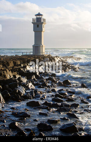 White faro del porto di Akranes, Islanda Foto Stock