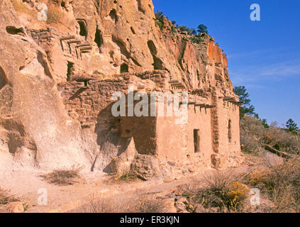 Una parte della casa lunga Anasazi rovine nel Frijoles Canyon, nella parte principale di Bandelier National Monument, Nuovo Messico Foto Stock