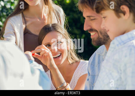 Donna di trascorrere del tempo con la sua famiglia all'aperto Foto Stock