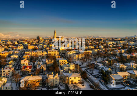 Vista aerea di Reykjavik con Chiesa Hallgrimskirkja in inverno, Islanda Foto Stock