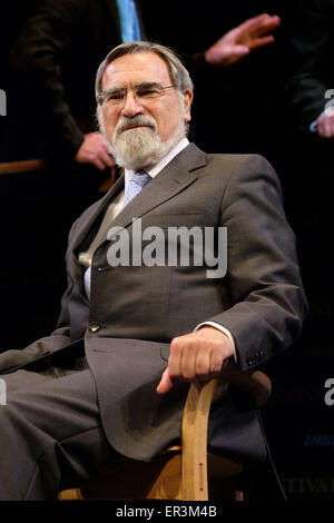 Festival di fieno, POWYS, GALLES - Maggio 2015 - Rabbi Signore Jonathan Sacks sul palco del Festival di fieno per parlare non in nome di Dio - affrontare la violenza religiosa. Foto Stock