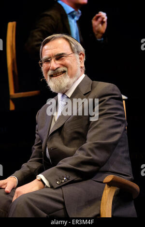 Festival di fieno, POWYS, GALLES - Maggio 2015 - Rabbi Signore Jonathan Sacks sul palco del Festival di fieno per parlare non in nome di Dio - affrontare la violenza religiosa. Foto Stock