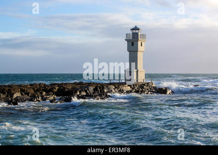 White faro del porto di Akranes, Islanda Foto Stock