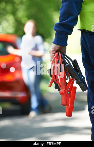 Mechanic frequentando ripartizione auto sulla strada di campagna Foto Stock