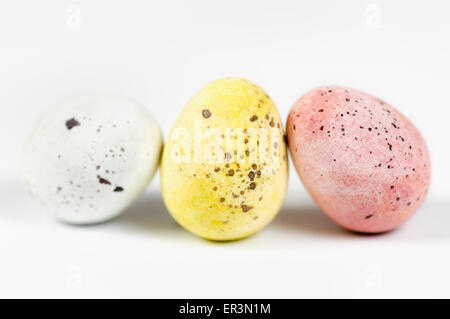 Mini uova di pasqua di cioccolato su sfondo bianco Foto Stock