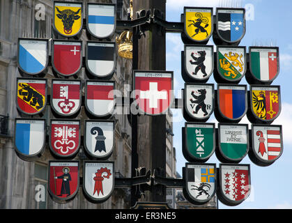 Struttura cantonale in Leicester Square Londra con stemmi dei 26 cantoni della Svizzera Foto Stock