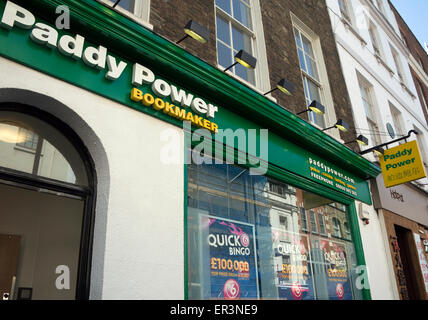 Numero di bookmakers in Londra Chinatown è cresciuto enormemente Foto Stock