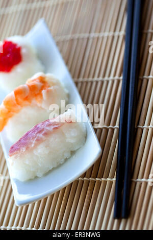 Close up di sushi e bacchette in un ristorante giapponese Foto Stock