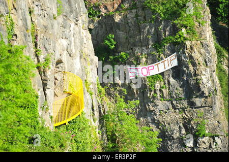 Bristol, Regno Unito. 26 Maggio, 2015. Manifestanti appendere un arresto TTIP banner sulla roccia sotto il ponte sospeso di Clifton a Bristol. Il commercio transatlantico & Partnership per gli investimenti altrimenti noto come TTIP è un controverso accordo commerciale attualmente in corso di negoziato tra la UE e gli Stati Uniti. Credito: Jonny bianco/Alamy Live News Foto Stock