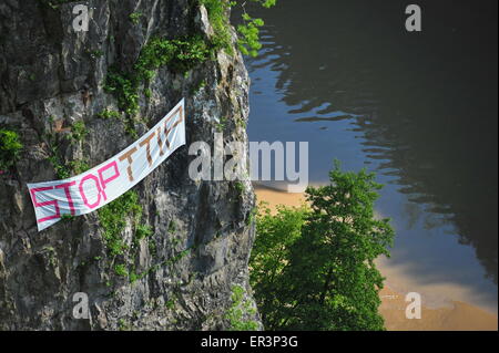 Bristol, Regno Unito. 26 Maggio, 2015. Manifestanti appendere un arresto TTIP banner sulla roccia sotto il ponte sospeso di Clifton a Bristol. Il commercio transatlantico & Partnership per gli investimenti altrimenti noto come TTIP è un controverso accordo commerciale attualmente in corso di negoziato tra la UE e gli Stati Uniti. Credito: Jonny bianco/Alamy Live News Foto Stock