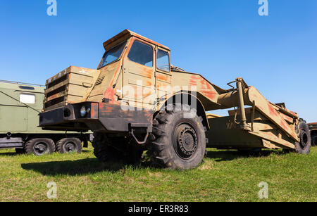 Grande costruzione pesante bulldozer a Togliatti museo tecnico nella giornata di sole Foto Stock