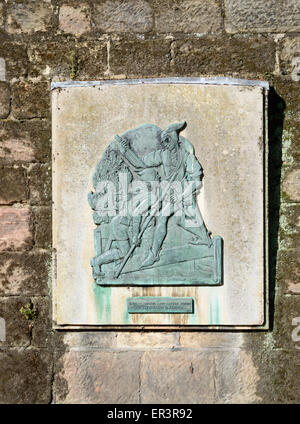 Una lapide raffigurante Robin Hood e Little John - il quale è fissato alla parete esterna di Nottingham Castle. In Nottingham Foto Stock