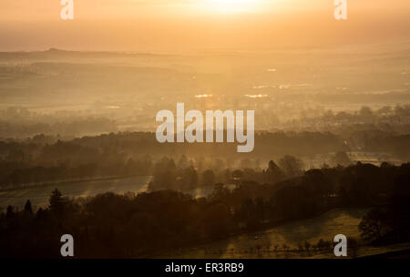 Arancione Il sorgere del sole su una nebbiosa Wharfedale Valley Foto Stock
