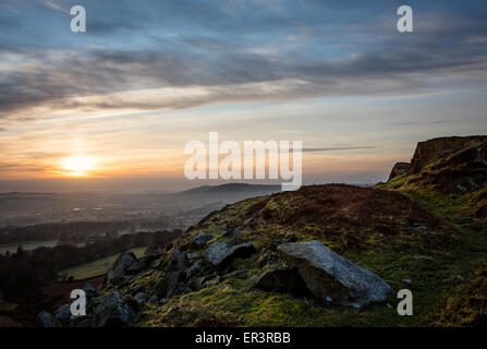 Sunrise over abbassare Wharfedale valle con il Chevin, Otley e Burley in Wharfedale Foto Stock