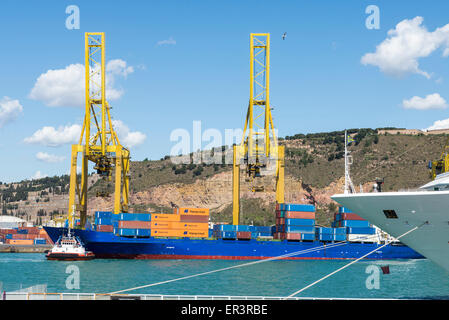 Gru nel terminale per container nel porto di Barcellona con una nave da carico in attesa, Spagna Foto Stock