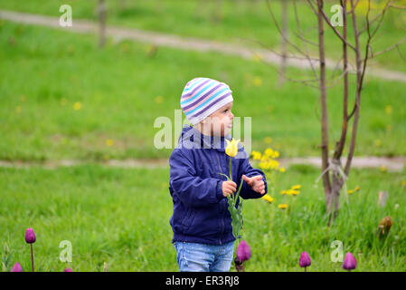 Due anno vecchia ragazza su una passeggiata nel parco Foto Stock