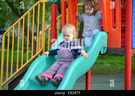 Due bambine a giocare nel parco giochi Foto Stock