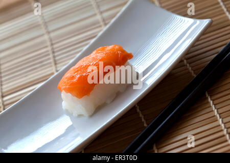 Close up di sushi e bacchette in un ristorante giapponese Foto Stock