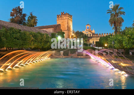 Alcazar de los Reyes Cristianos, laghetti e giardini al tramonto, Cordoba, regione dell'Andalusia, Spagna, Europa Foto Stock