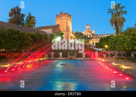 Alcazar de los Reyes Cristianos, laghetti e giardini al tramonto, Cordoba, regione dell'Andalusia, Spagna, Europa Foto Stock