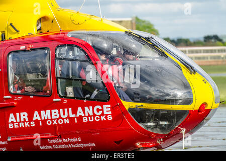 La valle del Tamigi e Chiltern Air Ambulance è un'organizzazione che fornisce i servizi medici di pronto soccorso con la sua Eurocopter EC135 elicottero Foto Stock