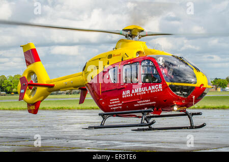 La valle del Tamigi e Chiltern Air Ambulance è un'organizzazione che fornisce i servizi medici di pronto soccorso con la sua Eurocopter EC135 elicottero Foto Stock