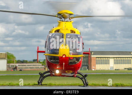 La valle del Tamigi e Chiltern Air Ambulance è un'organizzazione che fornisce i servizi medici di pronto soccorso con la sua Eurocopter EC135 elicottero Foto Stock
