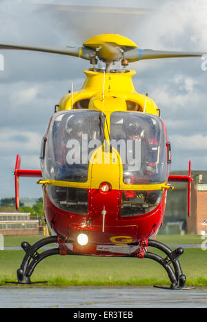 La valle del Tamigi e Chiltern Air Ambulance è un'organizzazione che fornisce i servizi medici di pronto soccorso con la sua Eurocopter EC135 elicottero Foto Stock