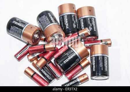 Pila di C e AA Duracell batterie su sfondo bianco Foto Stock