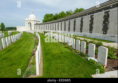 Tyne Cot cimitero militare testa Grave pietre e pannello di parete colonnade agli uomini che restano mancante Foto Stock