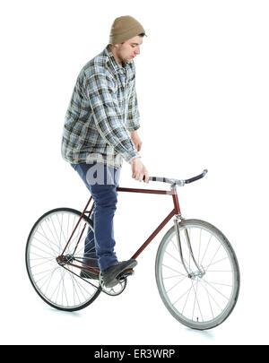 Giovane uomo fare trucchi su ingranaggio fisso bicicletta su sfondo bianco Foto Stock