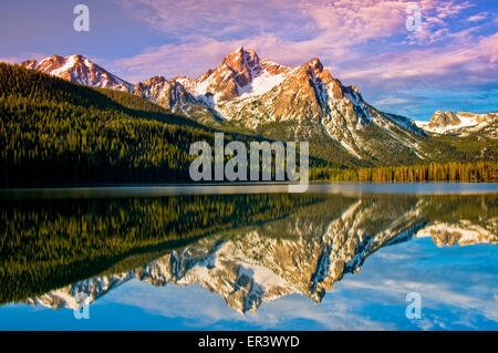 Paesaggio panoramico del Lago di Stanley e coperta di neve Mount Heyburn. Sawtooth National Recreation Area. Stanley, Idaho Foto Stock