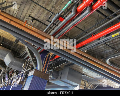 Esposte le tubazioni a soffitto Foto Stock