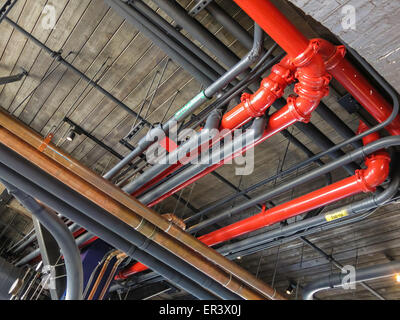 Esposte le tubazioni a soffitto Foto Stock