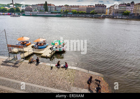 La passeggiata lungo il fiume Moldava, Rasinovo Nabrezi, Praga, Repubblica Ceca, Europa Foto Stock